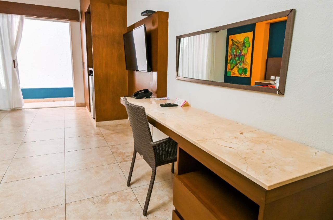 Hotel Mariachi By Kavia 5Th Av Плая дел Кармен Екстериор снимка